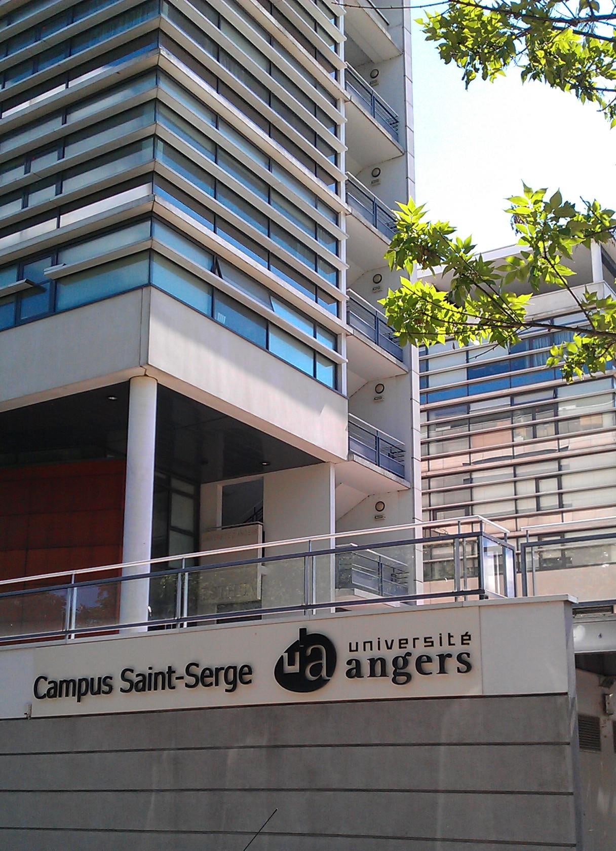 Façade de l’Université d’Angers sur le campus Saint-Serge, avec le nom du campus visible à l’entrée.