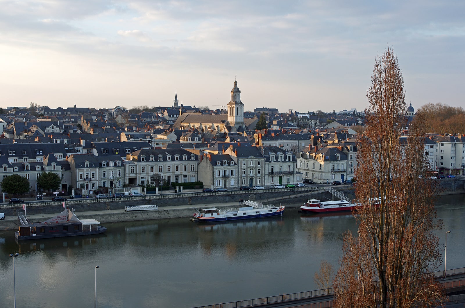 La Maine, les façades du quai des Carmes et les toits de la Doutre à Angers